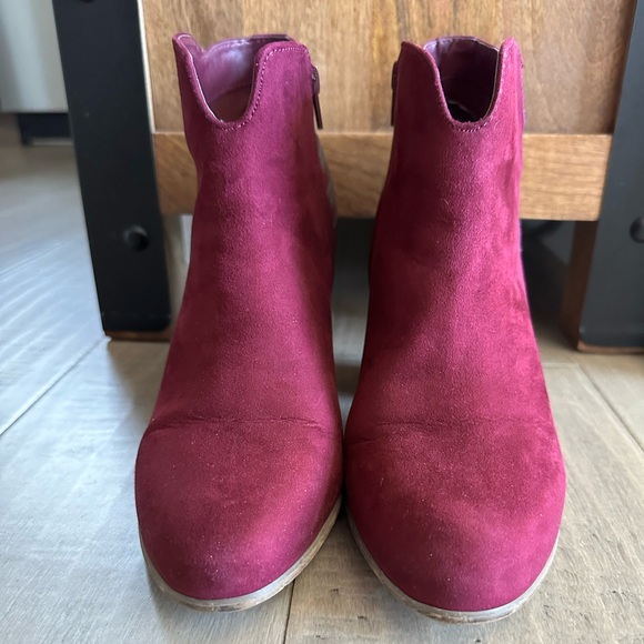 Adorable suede ankle boot size 10 burgundy/maroon color EUC - Picture 4 of 5
